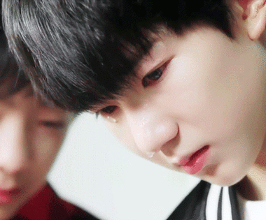 王源 哭 落泪 gif动图