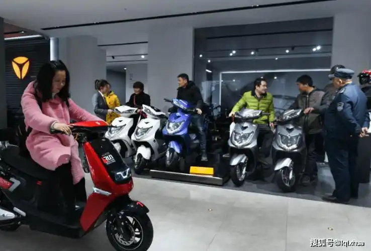 原创买电动车熟人门店与陌生人开的店怎么选哪个更划算答案来了