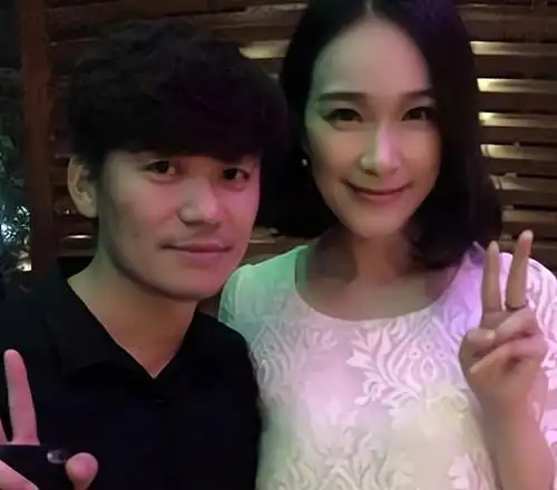 王宝强带女友和朋友聚餐,女友大长腿晃眼,曾是世界小姐亚军