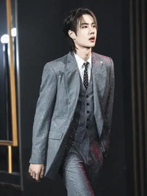 王一博 红米#一直惊叹于王一博的穿搭风格很时尚,没想到这次的造型更