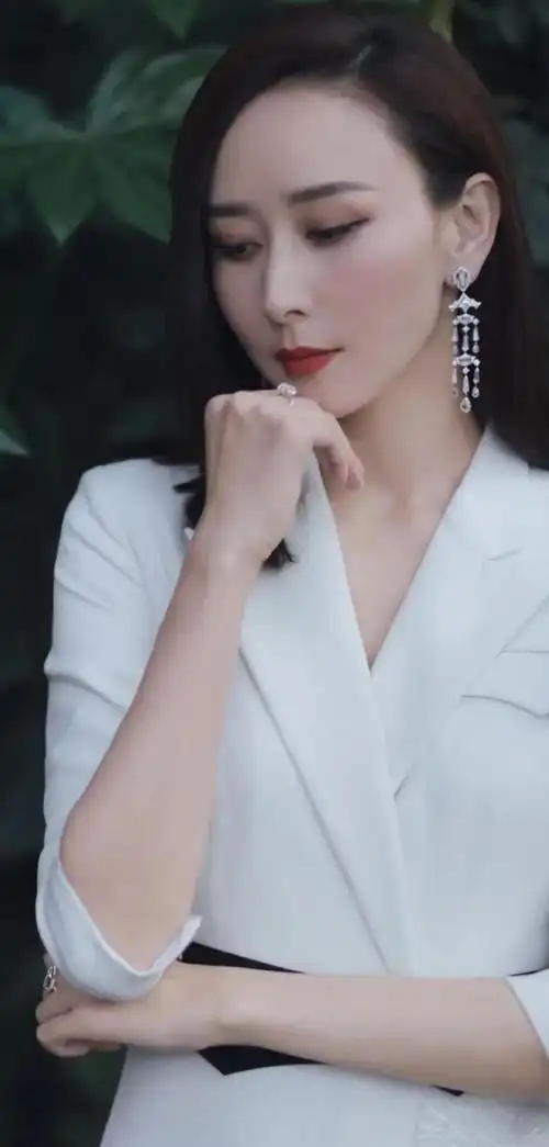 胡静高清淡雅时尚写真,楚楚动人!__财经头条