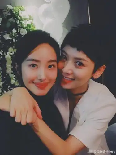 杨采钰25岁生日与好友玩到嗨男友陈金飞未现身