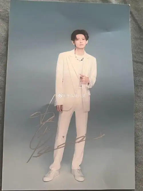 签名照到了可能是因为下雨运输路上弄的皱巴巴的不错不错帅的#小鬼