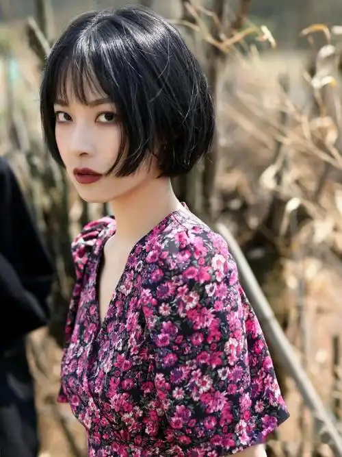 帅气的,在当今很多年轻人的审美观当中,能hold住短发发型的女孩是更为