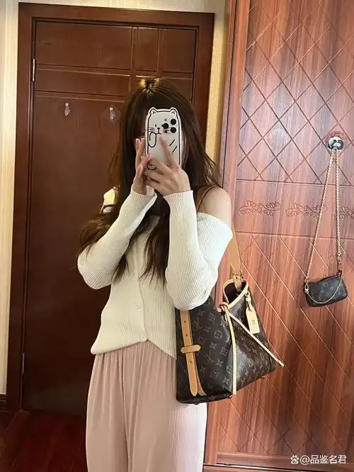160cm妹子背lv carryall好看吗 看看街拍你就知道了