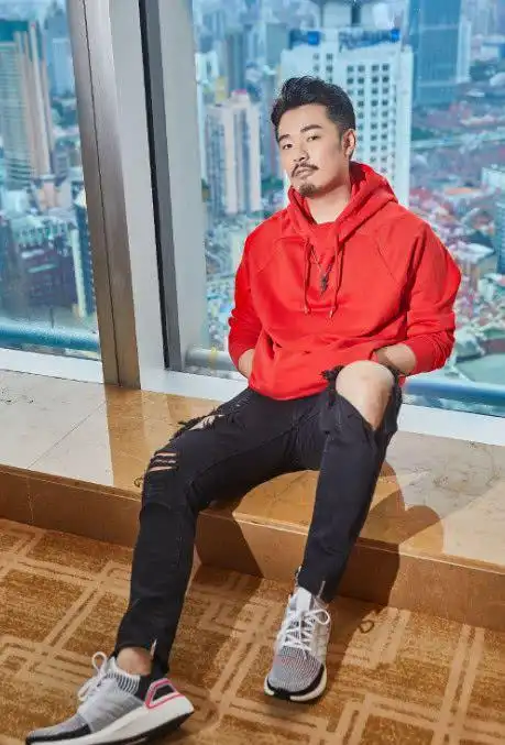 陈赫"好眼光"!张子萱晒自拍大秀魔鬼身材,竟意外暴露这一点