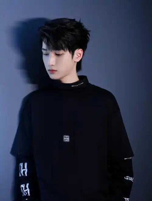 严浩翔晒四宫格随拍浩翔出现一一一一下