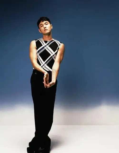 影帝阮经天《wonderland.》杂志封面大片,深邃眼神传递性感魅力