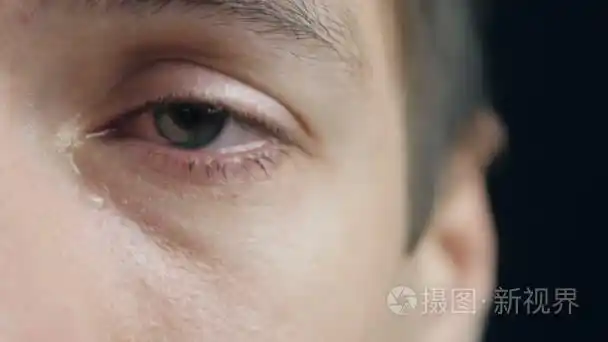 哭泣男人含着泪水的眼睛特写镜头短视频
