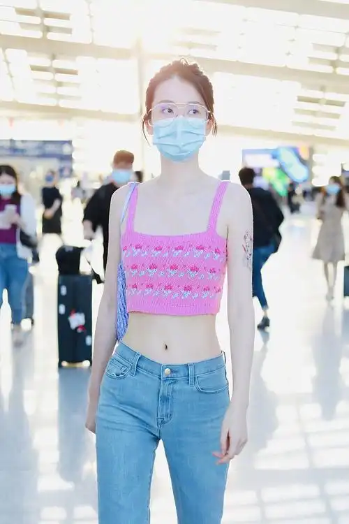 "乖乖女"乔欣走机场放开了,粉红小吊带露小蛮腰,肚脐眼都好看