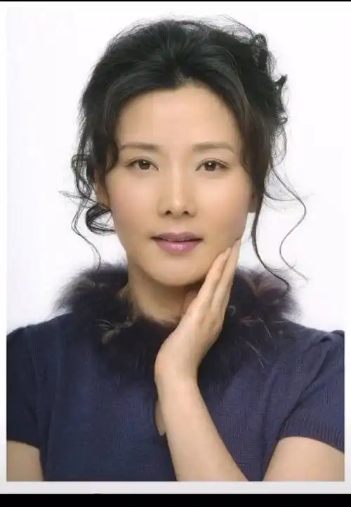 58岁的何赛飞真美!