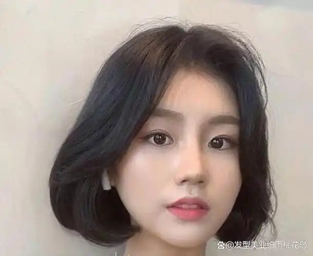 简单漂亮的短发内弯烫