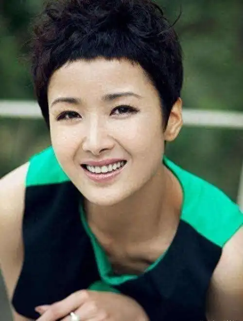 求这几位女艺人换个发型吧!顶着个"万年短发"演了五六部剧了