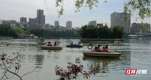 李加诺)5月1日,阳光明媚,不少市民一家人来到北湖公园划船;老年朋友在