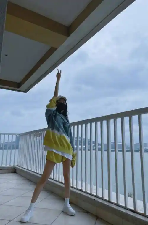 原创带货达人杨幂支持国货穿189小白鞋配卫衣时髦又洋气