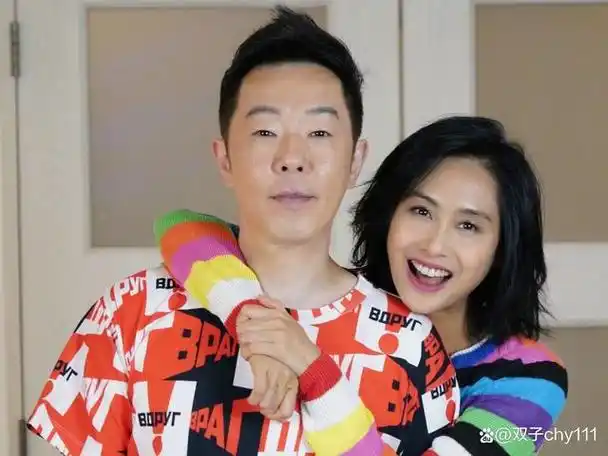 朱茵黄贯中画展合影何超仪亮相引发关注