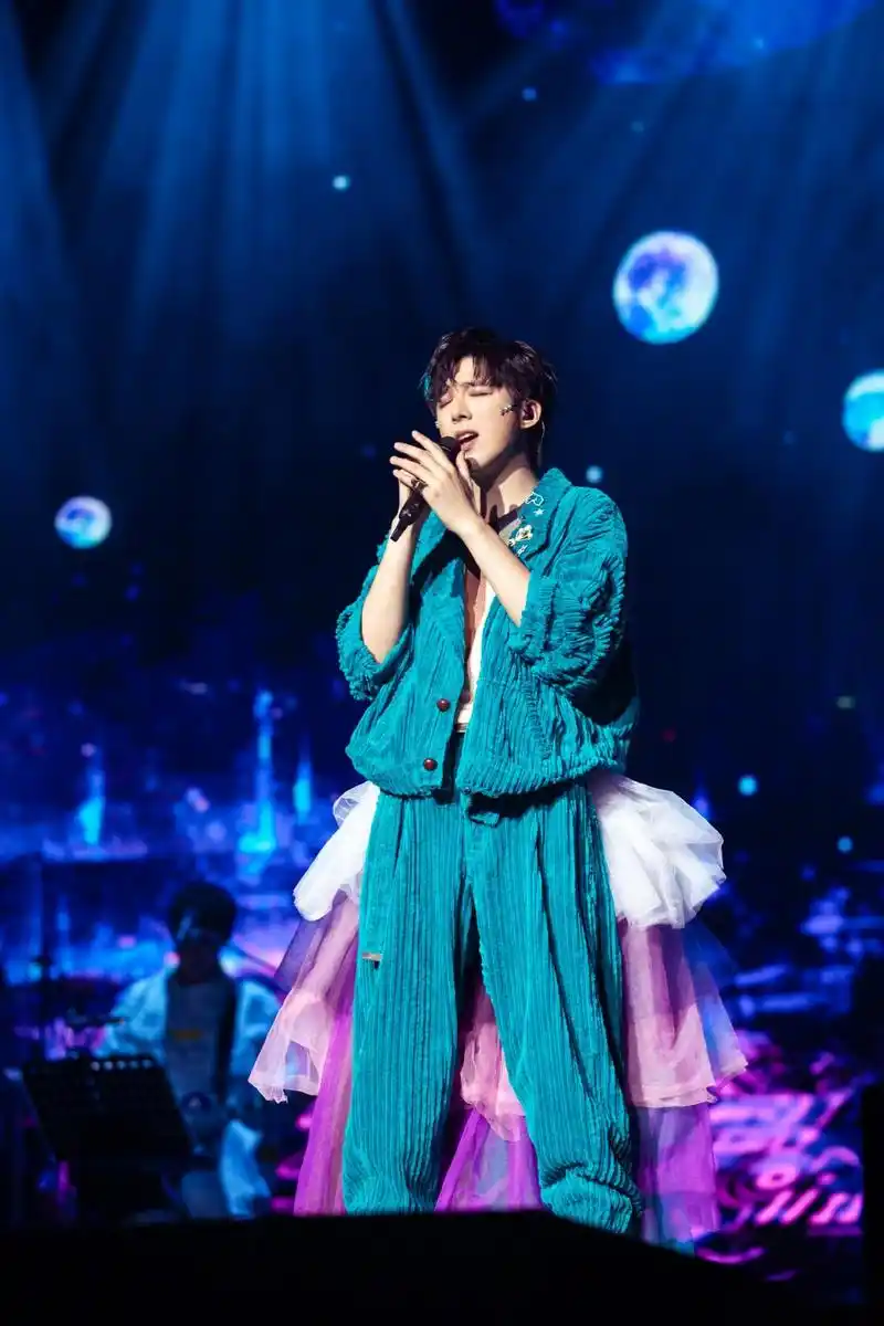 刘宇宁穿婚纱裤亮相了演唱会,长腿哥哥的婚纱造型也是很帅气!