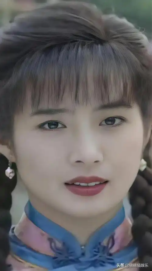 琼瑶女郎岳翎清丽脱俗气质非凡