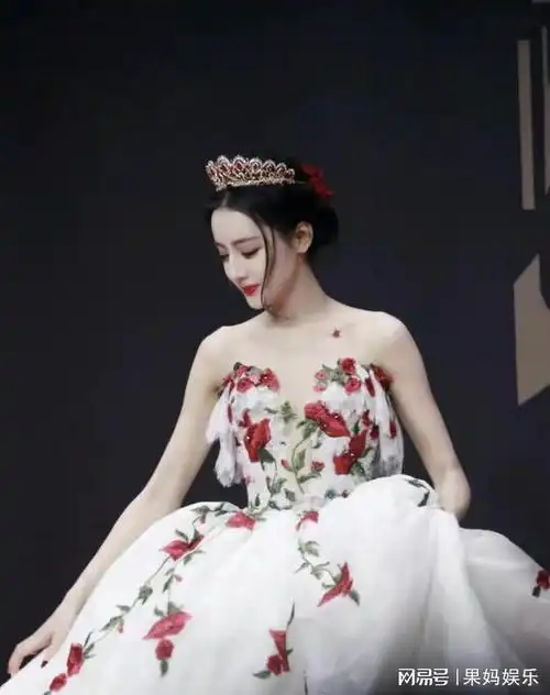 迪丽热巴真是天生尤物呀穿着一袭印花的抹胸公主裙华丽高贵