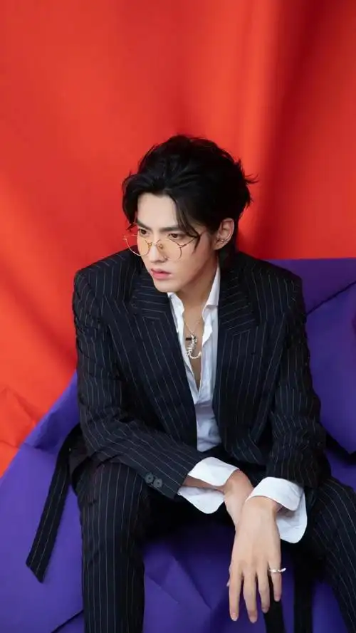 今日份大男孩吴亦凡帅气西装写真