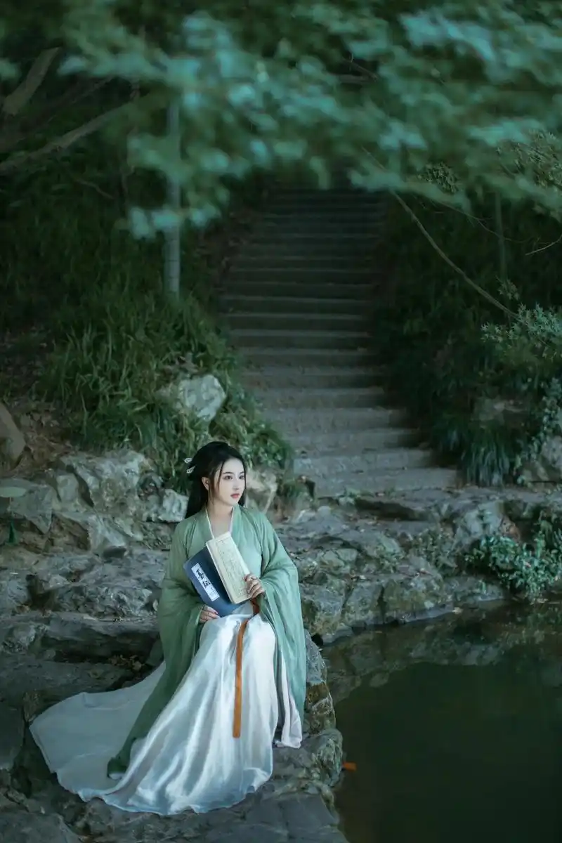 小青在此.#国风古韵 #古风 #汉服小姐姐 #摄影 #古装 - 抖音