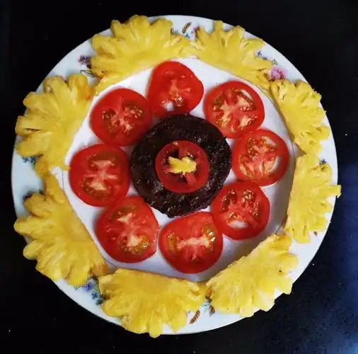 且以春醪慰流年, 不负食情与画意 ——记海口七中庆三八"菜肴摆盘艺术