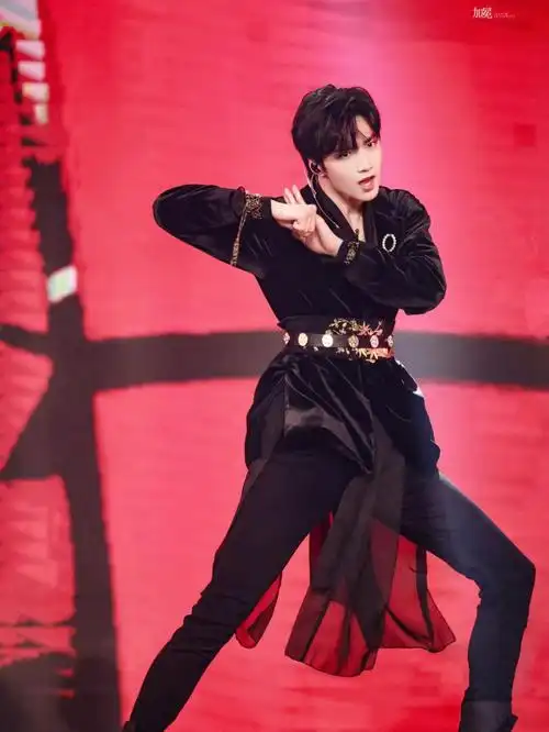 刘耀文又一骑绝尘了