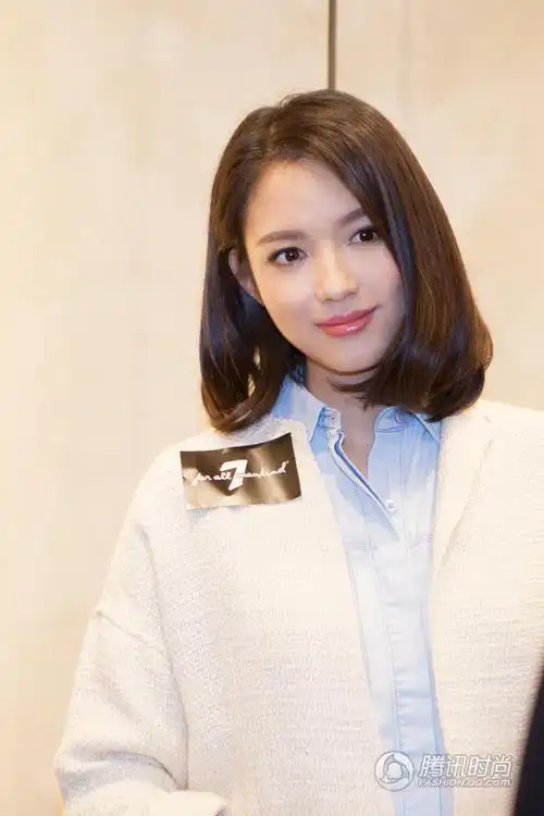 世姐张梓琳lob发型极利落 牛仔套装超吸睛![图]_服装图库_中国服装网