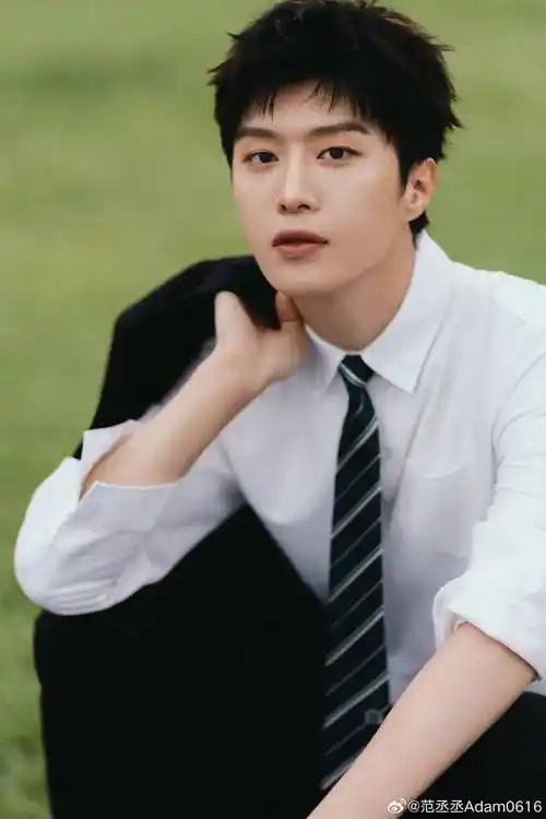 范丞丞校园制服写真,拽拽的酷帅模样,有没有戳中你的少女心!