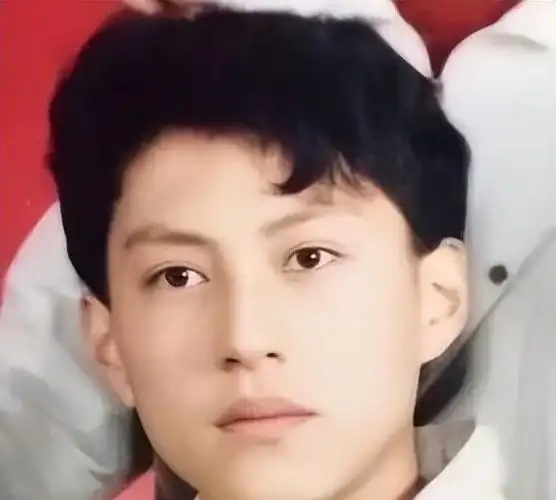 童年,是靳东非常不想回首起的事.