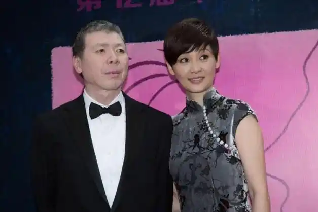 妻子徐帆收养的女儿朵朵,竟是冯小刚"私生女"?网友:贵圈真乱