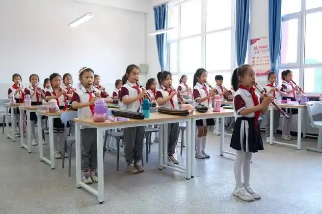 小学授牌成立,@中国人口福利基金会@北斗星空爱心基金向学校共捐赠163