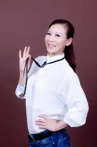 海燕作为一个每天在节目中,揭露和批判负能量的主持人,她应该有分辨