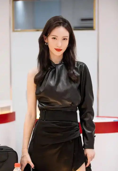 金晨登场《乘风破浪的姐姐》大长腿抢镜,张萌直言:这腿就值10分_造型