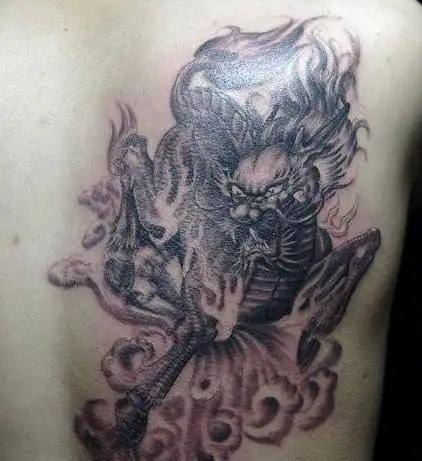 男人背部麒麟纹身