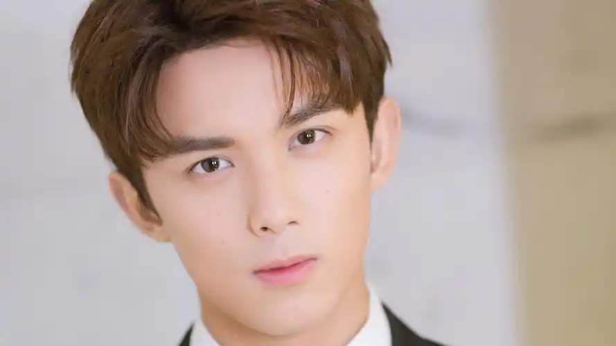 内地明星吴磊明星风尚壁纸4