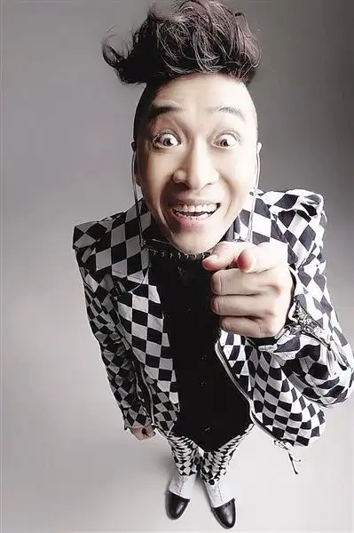 王宁搞怪大头照曝光 装扮时尚表情犯二(图)