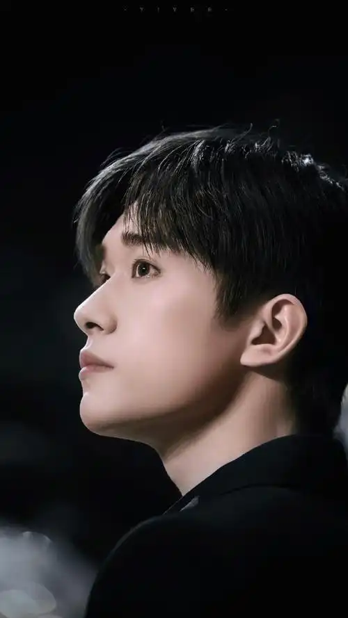 宝这完美的下颌线和鼻子也太会长了吧/p123上色@tfboys-易烊千玺#微博