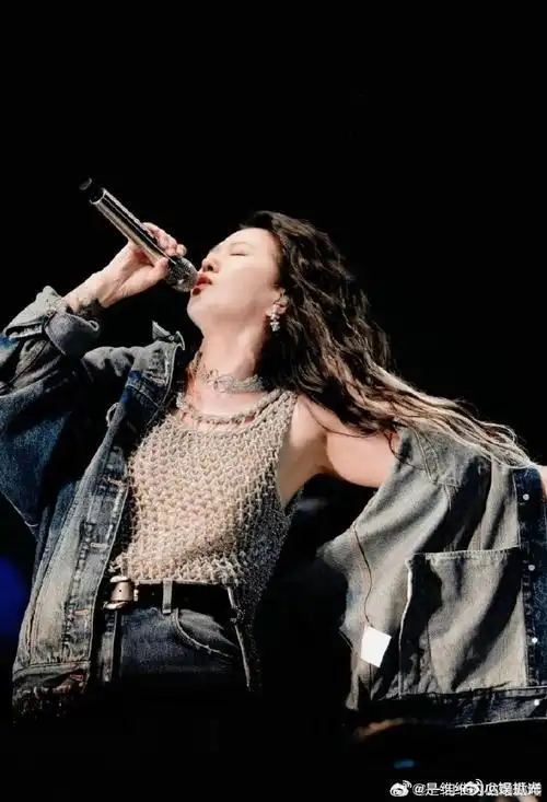 谭维维在社交媒体发文表示,"能唱歌的时候就好好唱,也是一种福报.