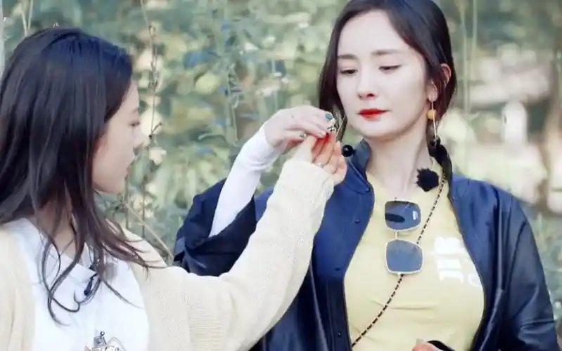 我的草莓分你一半#杨幂 #赵今麦 #歌曲如晴天似雨天