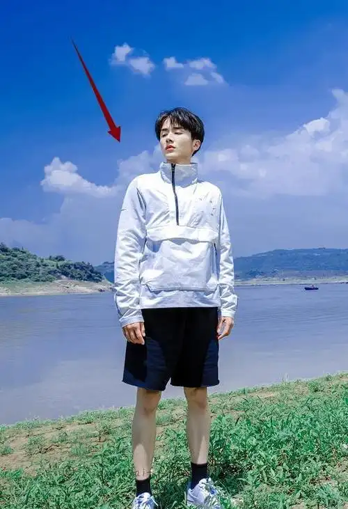 难怪张新成很少穿短裤,看了他的"小哥腿",女粉都自愧不如