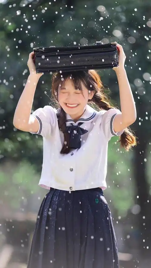 但是女生爱美爱打扮,带自己穿搭,她们认为是校服遮盖了她们的美,所以