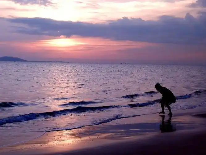 《海南岛三亚湾海滩傍晚景色》国家一级摄影师沈荣荣2019.1.30制作