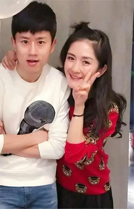 张杰谢娜带仨娃游玩迪士尼如热恋情侣十指紧扣3个保姆很抢镜