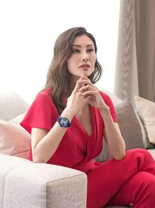 李嘉欣激罕出海晒泳照无赘肉身型三点式上阵风彩依然明艳照人