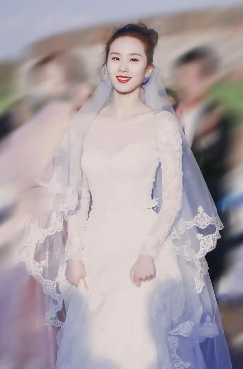 女明星婚纱造型杨紫娇俏赵丽颖耍酷迪丽热巴秀曲线刘诗诗仙女落泪