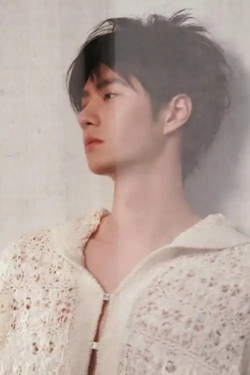 王一博深v针织衫##王一博白色无袖#  王一博的下巴窝窝一出来瞬间惹