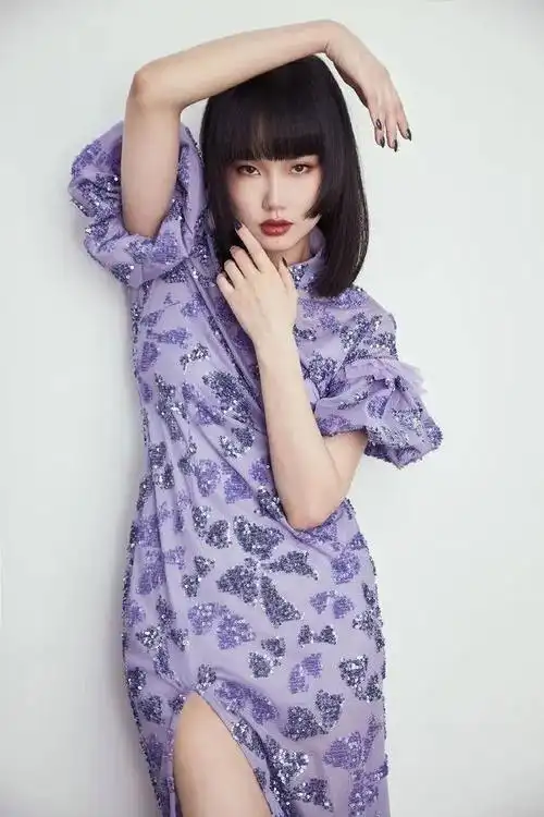 黄龄穿紫色改良旗袍,气质高级也减龄