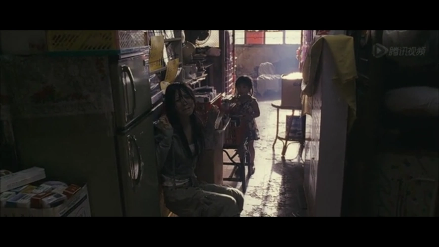 张静初颈动脉注射了毒品后的下一个场景是小女孩敲开阿力的门说她饿