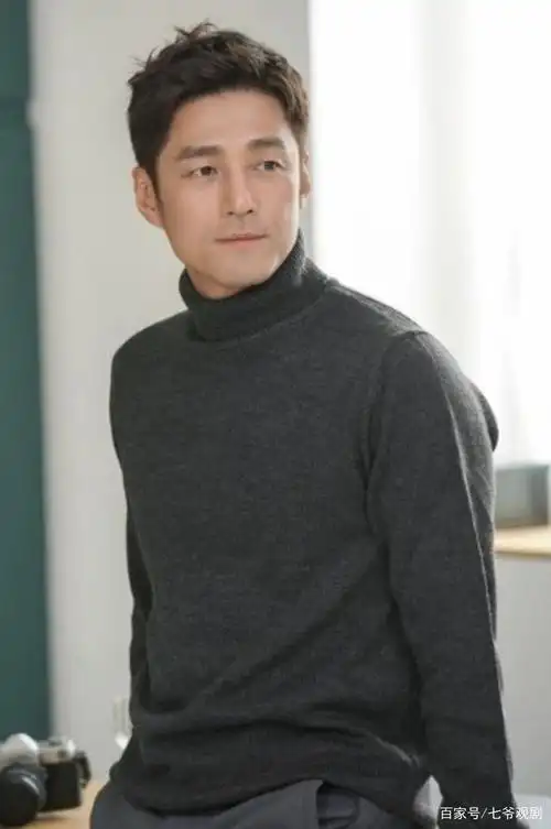 他是《大长今》的男主角闵政浩,50岁池珍熙其实是只快乐的小鸟